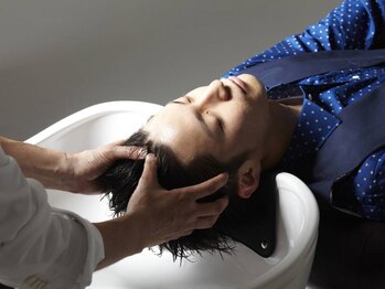 アプローゼン(APPLAUZEN)の写真/マイクロスコープ使用のヘッドスパをご提供します♪頭皮の汚れを落としてお悩み解決&清潔感のある髪へ＊