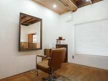 イチロ ヘアーアンドライフ(ichiro Hair and Life)の雰囲気(木のぬくもりとやさしい光に包まれた店内)