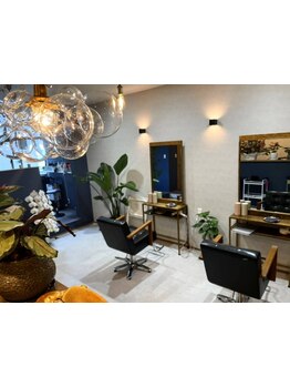 完全マンツーマンによる丁寧な施術と、心地よい空間で至福のサロンタイムをお届け…。駐車場あり◆