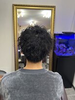 グロウアップバイトゥエンティーフォー 稲葉(glow up by24) 無造作パーマで後ろ姿まで決まるメンズショート