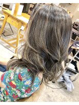 モモ(MOMO)&nbsp;ナチュラルアッシュグレーハイライト