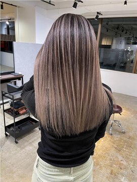 メリー オオサカ(Merly Osaka) ストレートでもおしゃかわ_ラベアッシュなバレイヤージュ_