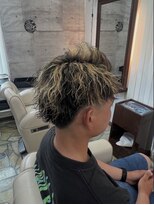 ヘアーメイクフィールヒルズ(FEEL HILLS)&nbsp;ツイストスパイラルパーマメッシュテーパーフェード