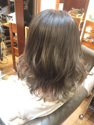 思わず触れたくなる質感、艶が生まれるヘアカラー。旬の髪色で外見も内面も女性らしさＵＰ！！