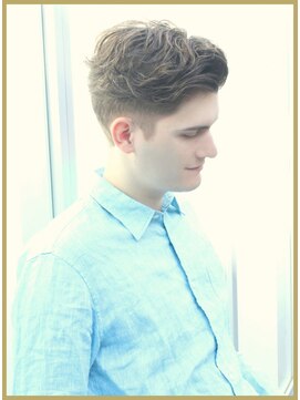 ジジバイワースホワイル(jiji by WORTH WHILE) サイドパートニュアンスマッシュかき上げヘアチルフェードカット