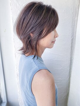 秋冬オススメ白髪ぼかしハイライト入りウルフレイヤーミディ柴立