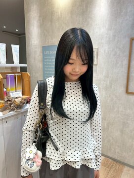 ストレートの艶感が映えるナチュラルロング