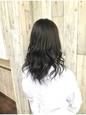暗めカラーのゆるふわロング