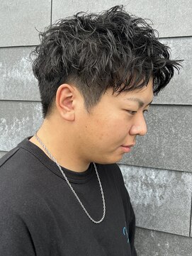 ヒュイル バイ ニアウ(Hwyl by Niau) メンズツーブロックショートシャドウパーマニュアンスパーマ眉毛