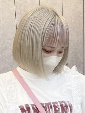 アム(am) グレージュ切りっぱなしボブ前髪ありミニボブミルクティベージュ