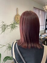 シー 岡崎(,SHE) 肩に触れて弾む毛先。アクティブさと上品さを兼ね備えた外ハネ