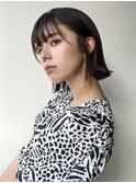 薄め前髪のコンパクトな外ハネショートボブ