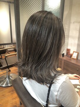 リバレッジ 白金(Leverage) ミディアムハイライト柔らかグレージュ