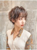 ショートスタイルに女性向けの無造作パーマスタイルです。