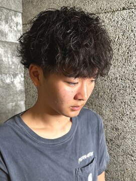 ヒュイル バイ ニアウ(Hwyl by Niau) メンズマッシュパーマニュアンスパーマスパイラルパーマ刈り上げ