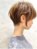 立体感◎前下がりショート×明るい白髪染め[30代/40代/50代]