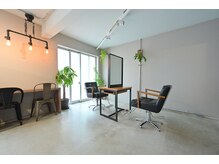 テテ ヘアアンドメイク(TETE hair and make)の雰囲気（光が差し込む店内でゆっくりお過ごしいただけます。）