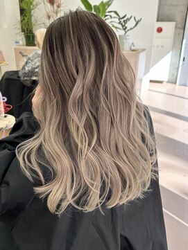 ヌエン 渋谷(NU/EN) 春カラー外国人風バイヤレージュとミルクティーブラウンの巻き髪