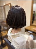 表面前下がりなショートボブ
