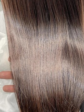 エスカーラ 表参道(THE ESCALA) 髪質改善カラーでシャンパンシルバーもツヤサラに！