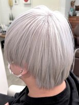 ルネラトーキョー(RUNERA TOKYO)&nbsp;ホワイトシルバーハイトーンケアブリーチブリーチショートヘア