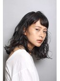 黒髪おん眉ミディアムウェーブ
