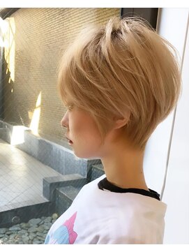 ミィ 浦和(mee) 【mee.】短めくびれショート  ハイトーンショート