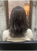 赤みを抑えた透明感のあるアッシュカラー/イヤリングカラー