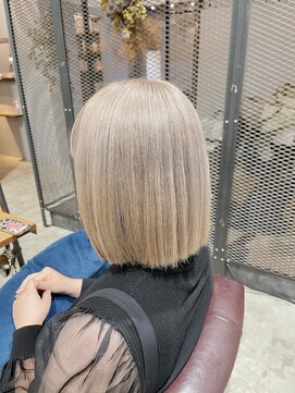ソッチ(sotti.) ブロンドカラー×切りっぱなしボブ