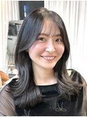 くびれミディアム薄めバングレイヤーカット美髪オフィスヘア