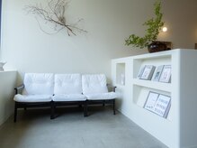 ミントリーフ 田中店(Mint leaf)の雰囲気（白を基調とした落ち着ける待ち合いスペース*［田中/駐車場4台］）