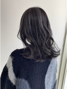シルエット 美容室の写真/グレイカラーでも明るい色味とツヤで、上品な色味を演出♪髪に優しい薬剤でダメージレスに◎