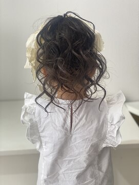 ヘアセットサロンエッジ(Edge) 七五三にクルクルポニーテール