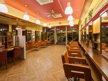 カットウェルズ ラブコオリヤマ 郡山店(Cut Well's Love Koriyama)の雰囲気（木目と暖色が調和する温かい雰囲気が魅力。）