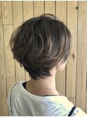 ゆるいクセを活かしたショートボブ