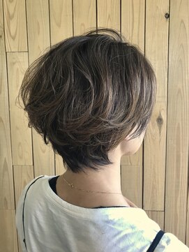 ルーツマーチン(ROOTSmartin) ゆるいクセを活かしたショートボブ