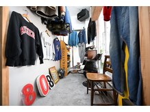 ハチマルハチ 新宿(808)の雰囲気（アットホームな古着屋風サロン♪[新宿/メンズ/理容室/バーバー]）