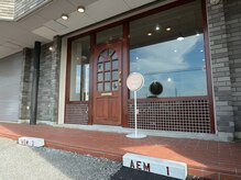 エイム(Aem.)の雰囲気（brownのvintageなドアとAem.の看板が目印。『木更津』）