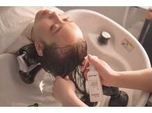 施術ステップ4【セラムミスト】頭皮にうるおいと弾力を与える濃密美容液を塗布