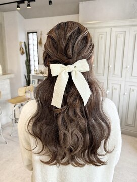 ハーフアップヘアアレンジミルクティーベージュカラーヘアセット