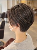 繊細ハイライトで魅せるブランベージュショート