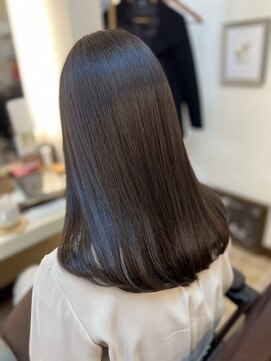 五感鷹匠 髪の診療所 丸みでまとまる艶ダークブラウンセミロング 50代
