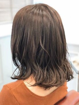 ミーティア バイ クアトロ(Meteor By QUATRO) 外ハネ×アッシュグレー