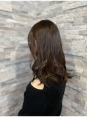 オリーブグレージュで艶感アピール