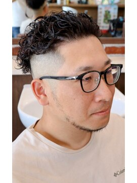 アクセプトザワールドバーバー(Accept the world barber) カーリーパーマ×スキンフェード