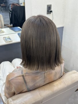 トッカ ヘアアンドトリートメント 難波店 くすみグレーのラインボブ