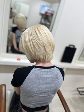 カリーナ(CARINA) ブロンドカラー/ホワイトカラー