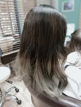 ヘアースタジオココルッチ(hair studio CoCo-Rucchi) シルバー系カラーグラデーション