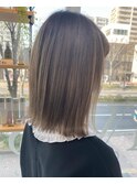 切りっぱなしボブ × ハイトーン ミルクティーカラー