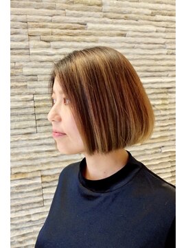 バンブーカーム 八柱店 ハイライトとイルミナカラーで魅せるワンレングスのボブ